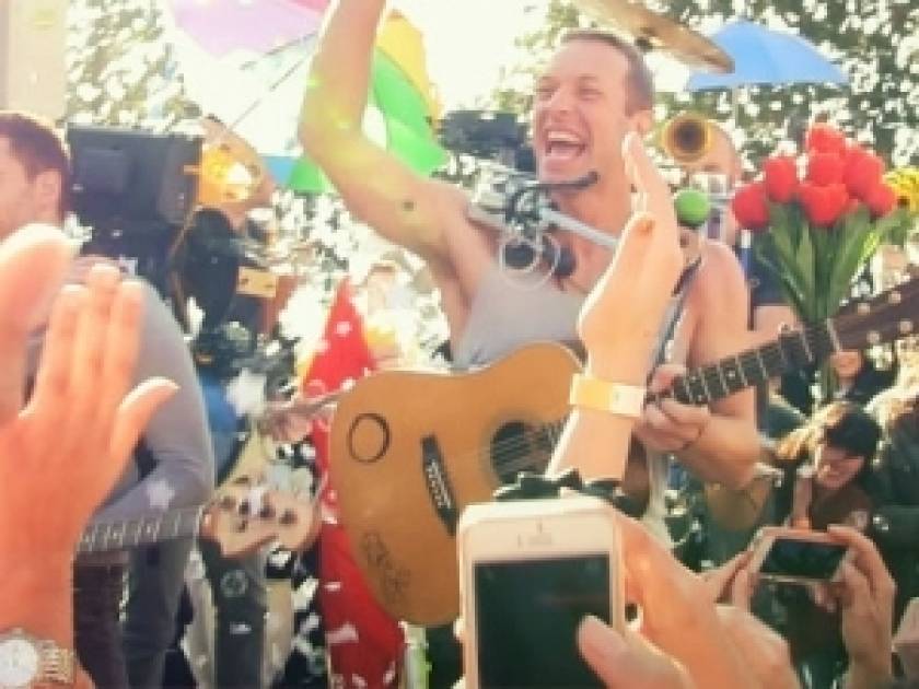 Γιατί οι Coldplay γράφουν στο Facebook «Ευχαριστούμε Ελλάδα»; (pic)