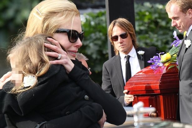 Νικόλ Κίντμαν: Ράκος στην κηδεία του πατέρα της (pics)