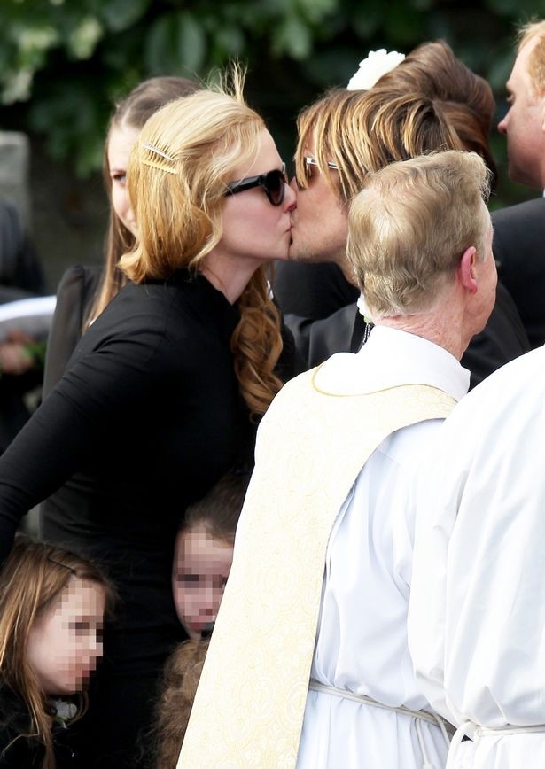 Νικόλ Κίντμαν: Ράκος στην κηδεία του πατέρα της (pics)