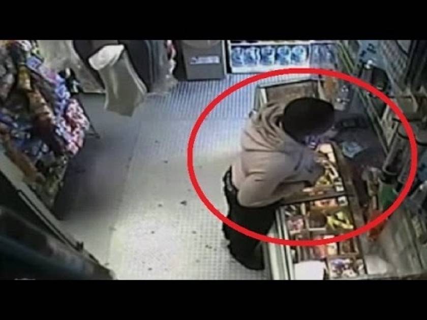 Απίστευτο: Έκλεψε μπανάνα και προσποιήθηκε ότι ήταν όπλο (βίντεο)