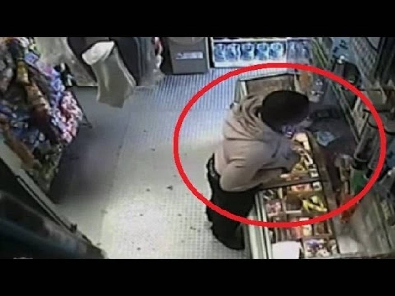 Απίστευτο: Έκλεψε μπανάνα και προσποιήθηκε ότι ήταν όπλο (βίντεο)