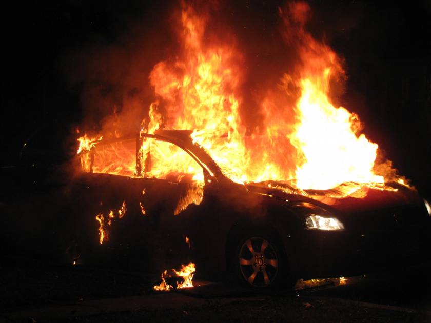 Κρήτη: Αυτοκίνητο τυλίχτηκε στις φλόγες εν κινήσει - Στο νοσοκομείο η οδηγός