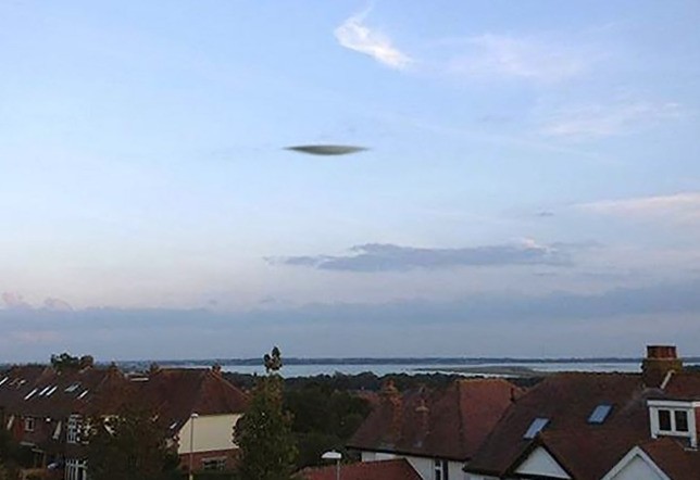 UFO πάνω από κατοικημένη περιοχή (pic+video)