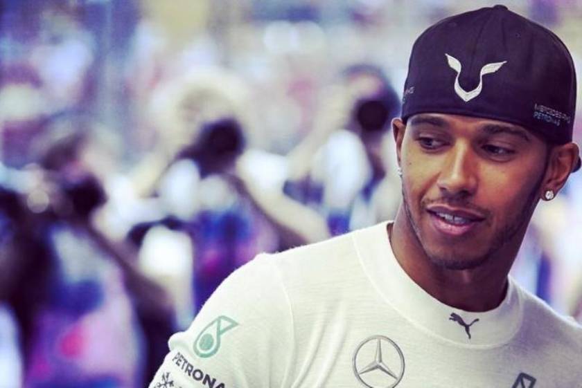 F1 Grand Prix Σιγκαπούρη: Μάχη στα σκοτεινά για τον Hamilton