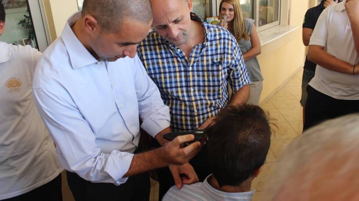 Μαθητές ξύρισαν τα κεφάλια τους για συμπαράσταση σε καρκινοπαθή συμμαθητή τους