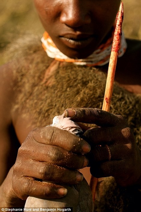 Η φυλή που ξέχασε ο χρόνος: Η ζωή τους είναι ίδια τα τελευταία 10.000 χρόνια! (pics)