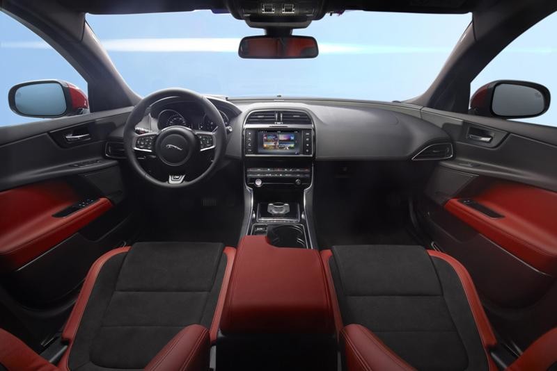 Jaguar: Πρώτη εμφάνιση για τη Jaguar XE