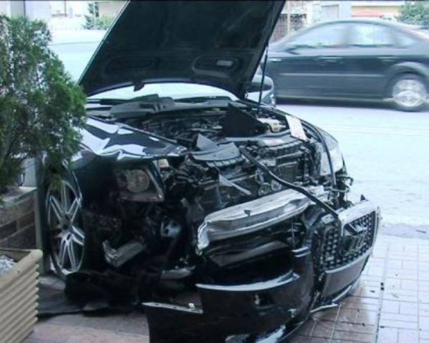 Κοζάνη: Αυτοκίνητο εισέβαλε σε καφετέρια μετά από τροχαίο (vid)