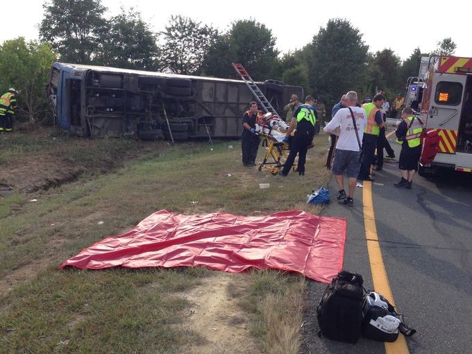 ΗΠΑ: Μία νεκρή και 49 τραυματίες από ανατροπή λεωφορείου στο Ντέλαγουερ (pics+vid)