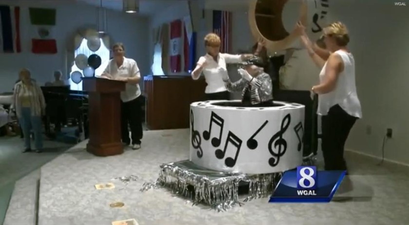 Απίστευτο: Είναι 100 ετών και βγαίνει από μία... τούρτα! (pics+video)