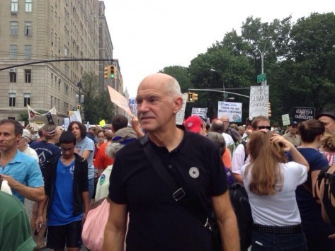 ΔΕΙΤΕ ΦΩΤΟ: Ο ΓΑΠ διαδηλωτής – Στους δρόμους της Νέας Υόρκης με… πλακάτ 