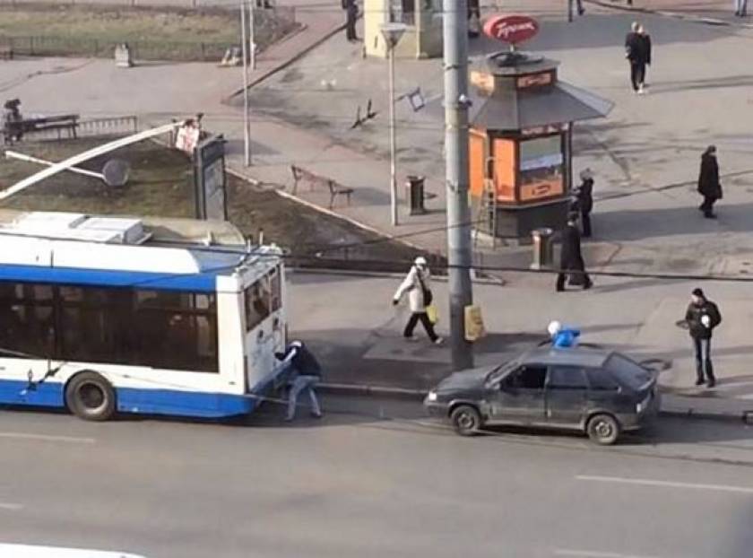 Ήθελε να ρυμουλκήσει το αυτοκίνητο του με ένα λεωφορείο, αλλά… (Video)
