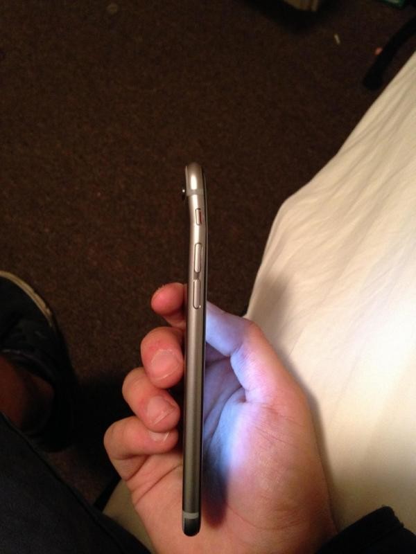 iPhone 6: Σοβαρό πρόβλημα - Καταγγελίες χρηστών ότι... λυγίζει!