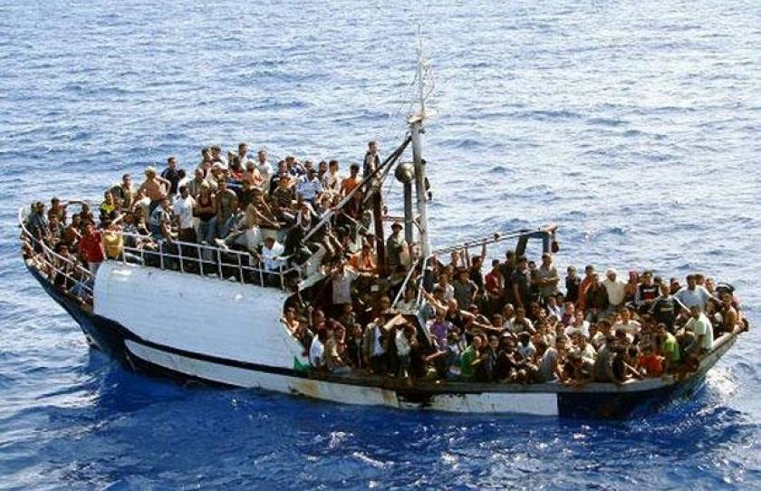 Οι πρώτες φωτογραφίες από το πλοιάριο που μεταφέρει τους μετανάστες