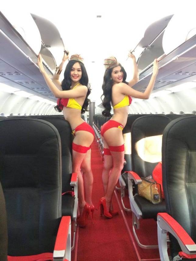 Αεροσυνοδοί διαφημίζουν την εταιρεία τους φορώντας... μπικίνι (pics)