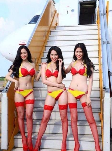 Αεροσυνοδοί διαφημίζουν την εταιρεία τους φορώντας... μπικίνι (pics)