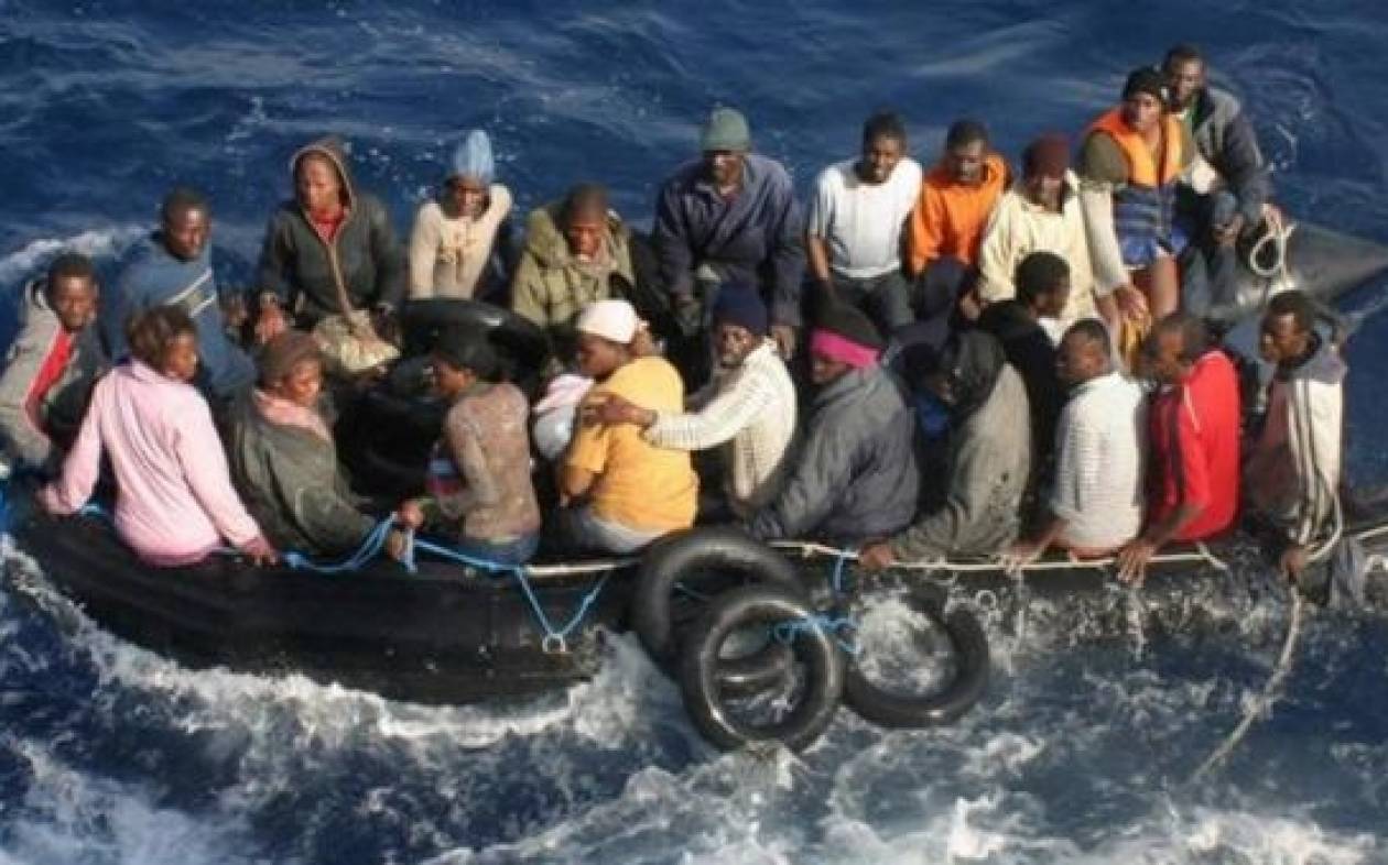 Οινούσσες: 24 μετανάστες είδαν το Λιμενικό και έπεσαν στη θάλασσα