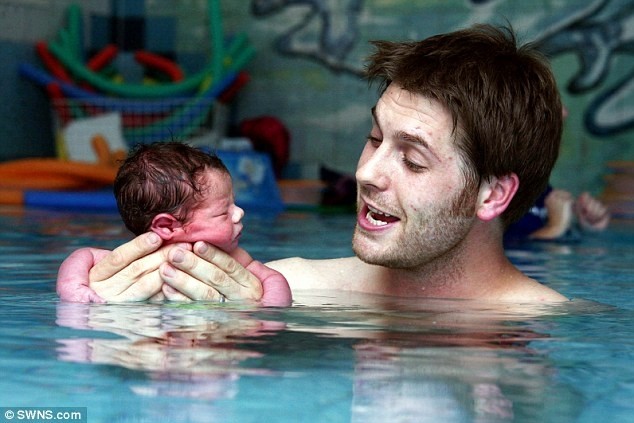 Έβαλε το νεογέννητο μωρό του μέσα σε... πισίνα! (pics)