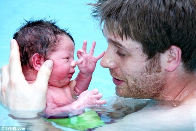 Έβαλε το νεογέννητο μωρό του μέσα σε... πισίνα! (pics)