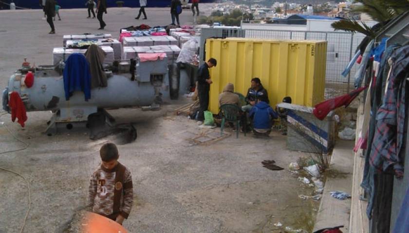 Λέσβος: Μετανάστες κοιμούνται κάτω από τα αυτοκίνητα (vid)