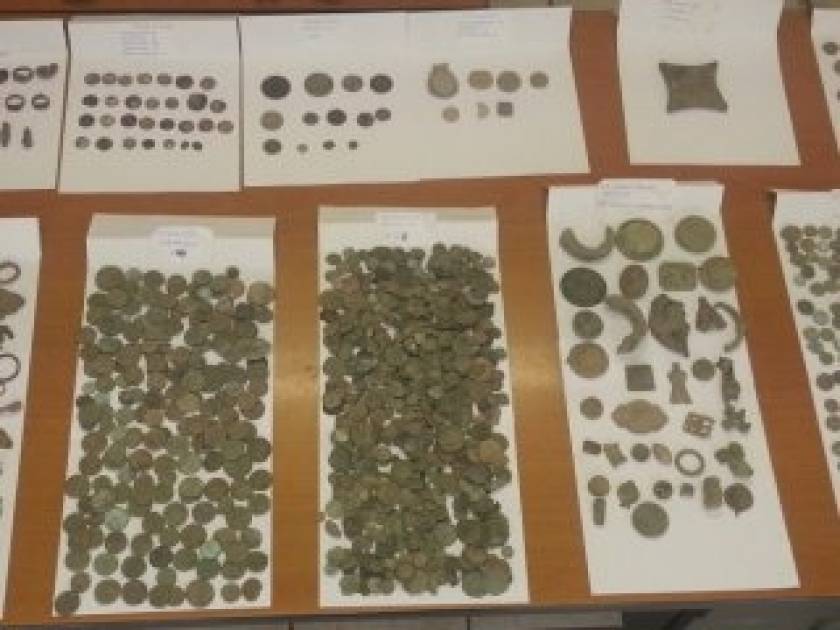 Συνελήφθη 72χρονος με πλήθος αρχαίων νομισμάτων και όπλων (pics-vid)