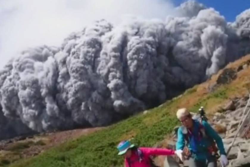 Ιαπωνία ηφαίστειο: Ανεστάλησαν οι έρευνες λόγω τοξικών αερίων (vids+pics)