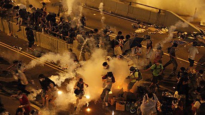 Η προπαγάνδα της Κίνας για τις διαδηλώσεις στο Χονγκ Κονγκ (vids+pics)