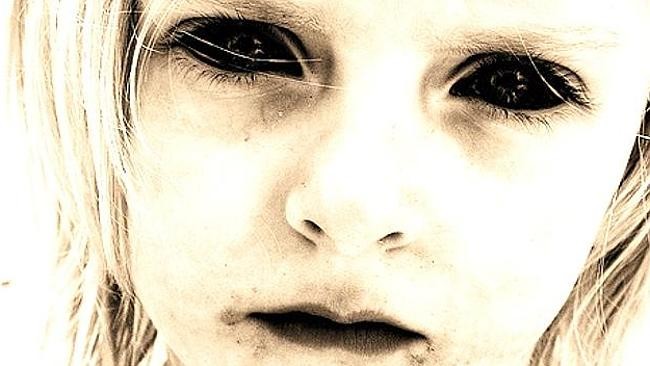 Βρετανία: Το «παιδί με τα μαύρα μάτια» επέστρεψε!