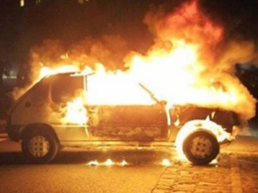 Αττική: Στις φλόγες όχημα στην Καλλιθέα