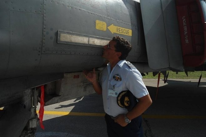 Η φωτογραφία που συγκινεί: Το «Ευχαριστώ» του πιλότου στο ελληνικό μαχητικό 