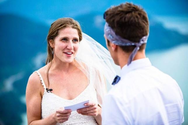 Ανέβηκαν σε υψόμετρο 700 μέτρων για να... παντρευτούν! (pics)