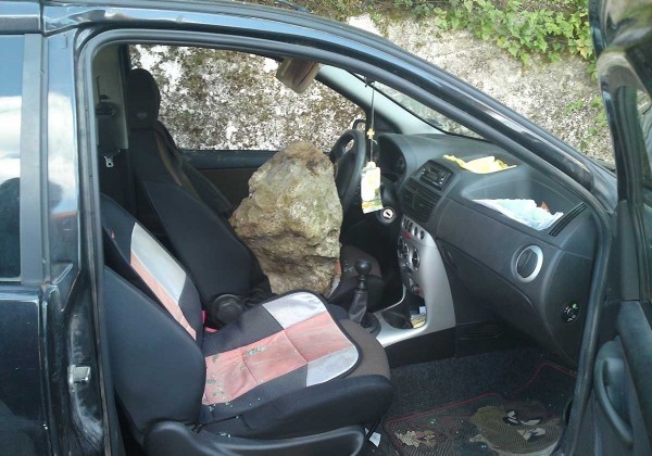 Τρίκαλα: «Τα έχασε» ο οδηγός - Πήγε στο αυτοκίνητό του και είδε… (pics)