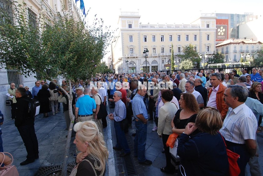 ΦΩΤΟΡΕΠΟΡΤΑΖ: Συγκέντρωση διαμαρτυρίας έξω από την Εθνική Τράπεζα