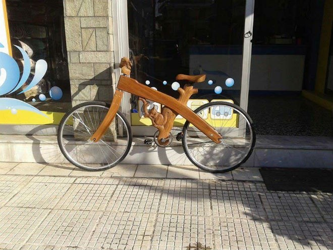 Ξύλινο ποδήλατο… έργο τέχνης στα Τρίκαλα! (pics)