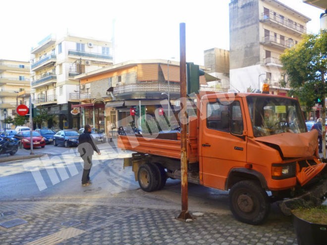  Ξάνθη: Σε τροχαίο ενεπλάκη φορτηγάκι του Δήμου (vid+pics)