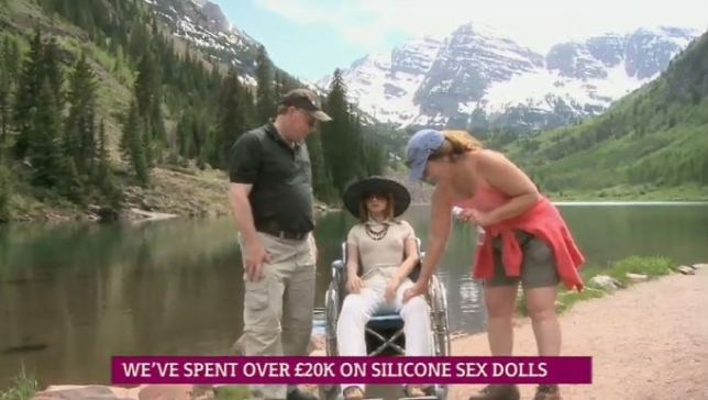 Γνωρίστε το ζευγάρι που ξόδεψε 30.000 ευρώ για... κούκλες σιλικόνης (pics)
