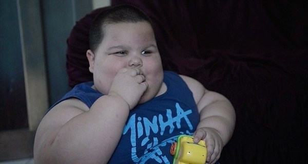 Παχύσαρκο παιδί δεν μπορεί να σταματήσει να τρώει ! (pics+video)