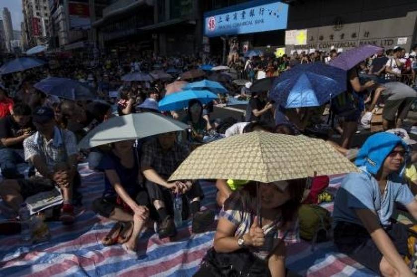 Κίνα: Οι νέοι στους δρόμους ενώ η κυβέρνηση... γιορτάζει (pics+ video)