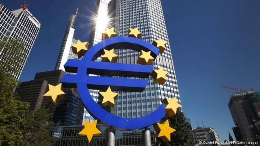 Tα υπέρ και κατά ενός αδύναμου ευρώ