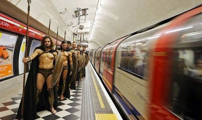 Γέμισε με Σπαρτιάτες το μετρό του Λονδίνου (pics)
