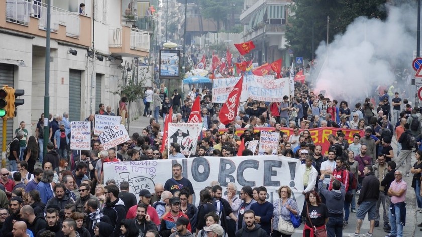 Νάπολη:  Ένταση στην πορεία κατά της συνεδρίασης της ΕΚΤ (pics)