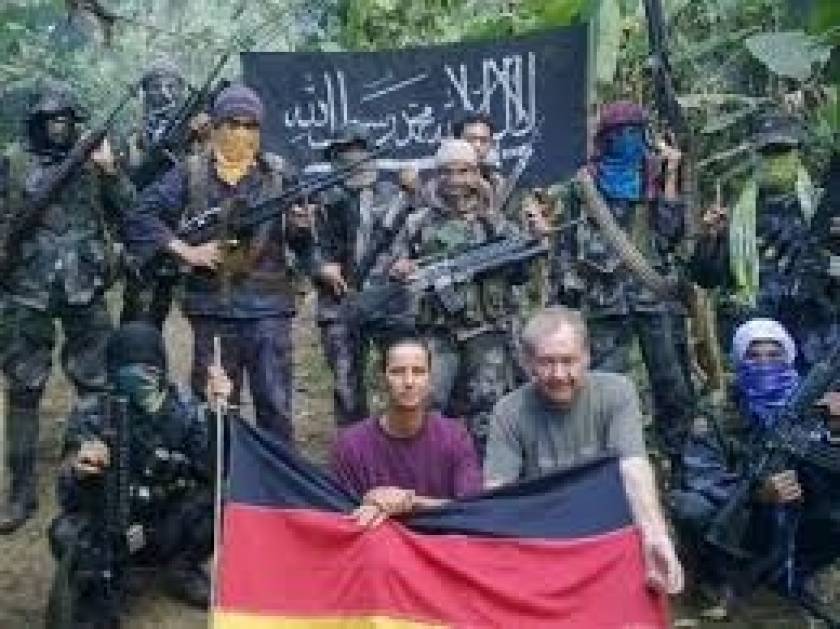 Φρίκη: Οι Ισλαμιστές θα αποκεφαλίσουν το Γερμανό όμηρο στις Φιλιππίνες