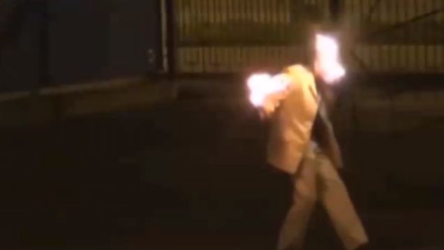 Ρωσία: Πήρε φωτιά το πρόσωπό του και συνέχισε την παράσταση! (vid)