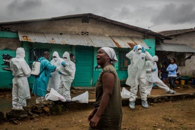 NY Times: Στις γειτονιές του Έμπολα - Σοκαριστικές φωτογραφίες