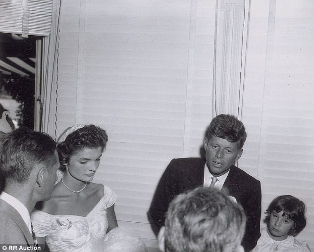 Τζον και Τζάκι Κένεντι: Αδημοσίευτες φωτογραφίες από το γάμο τους (pics)