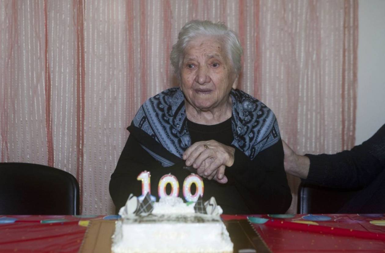 Πάρτι έκπληξη για την 100αρα γιαγιά από τη Νεάπολη  (pics)