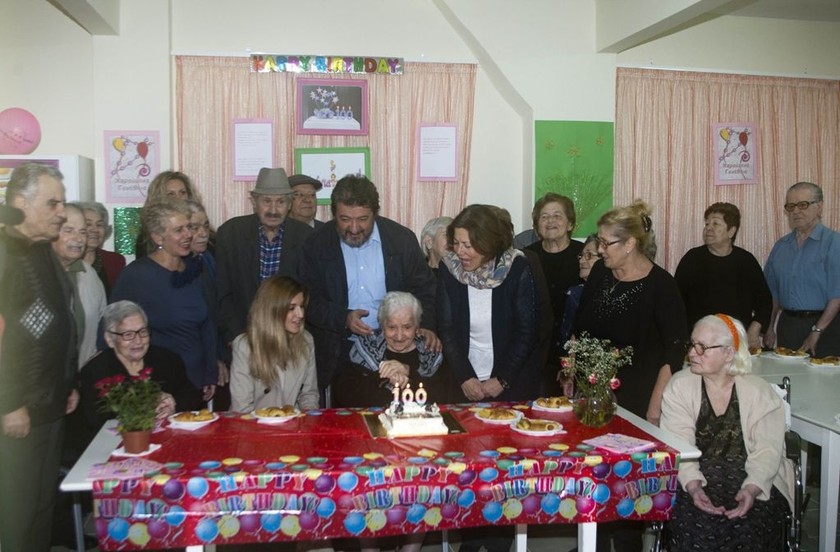 Πάρτι έκπληξη για την 100αρα γιαγιά από τη Νεάπολη  (pics)