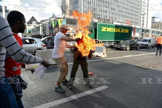 Βέλγιο: Μετανάστης αυτοπυρπολήθηκε σε διαδήλωση διαμαρτυρίας (pics)