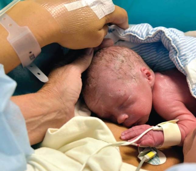 Συγκλονιστικό: Γεννήθηκε το πρώτο μωρό από μεταμοσχευμένη μήτρα (pics)