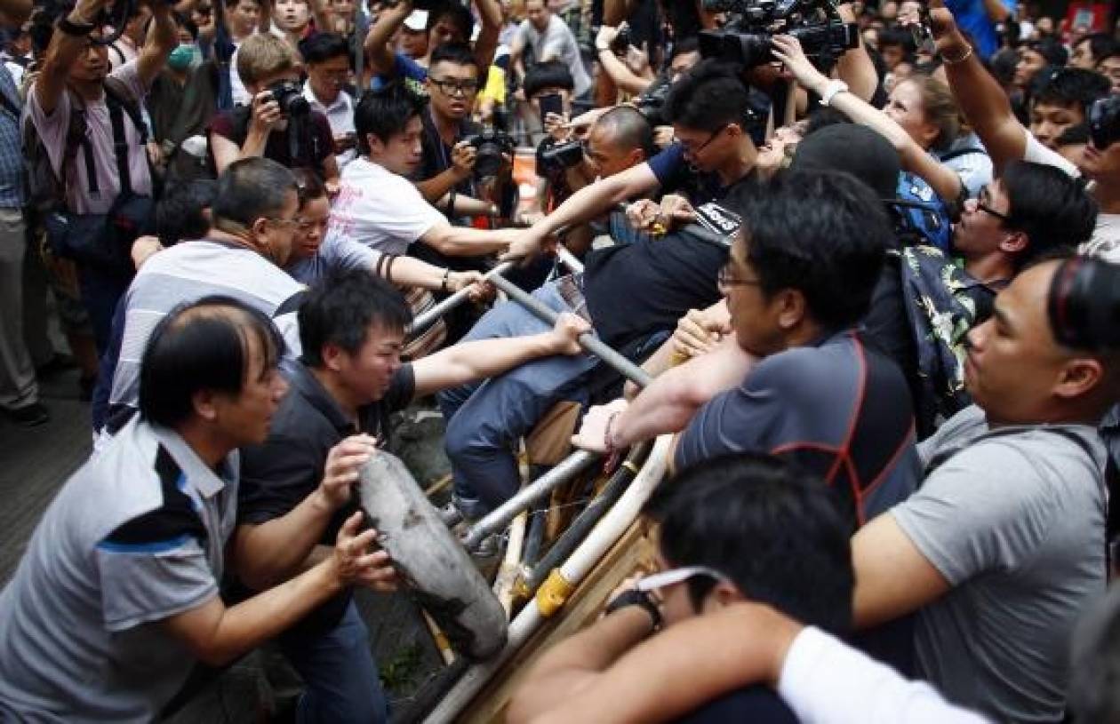 Χονγκ Κονγκ: Ζητούν από τους διαδηλωτές να ανοίξουν τους αυτοκινητόδρομους